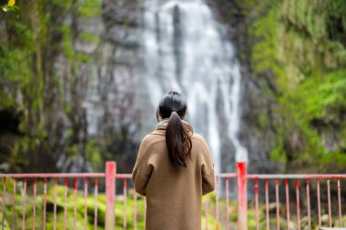 Kadın, Tayvan 'daki Wufengqi şelalesine bak.