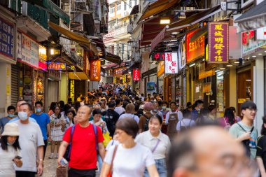 Macau - 28 Haziran 2023: Macau 'da hediyelik eşya dükkanı caddesi