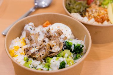 Domuz eti ve sebze kasesi.