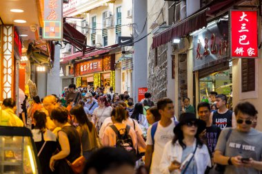 Macau - 28 Haziran 2023: Macau 'da hediyelik eşya dükkanı caddesi