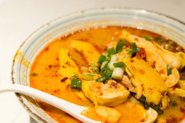 Tavuk fileto kaseli Laksa.