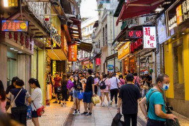 Macau - 28 Haziran 2023: Macau 'da hediyelik eşya dükkanı caddesi