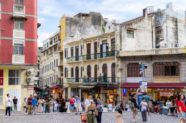Macau - 28 Haziran 2023: Macau 'da insanlar şehir merkezinde yürüyor