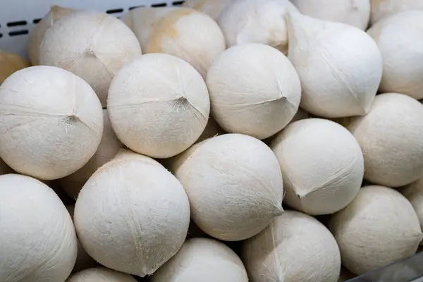 新鲜的生椰子在潮湿的市场上出售 — 图库照片