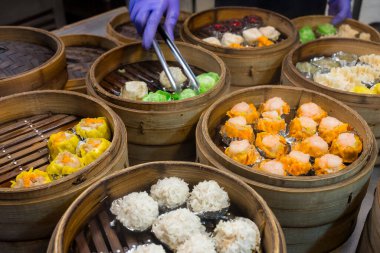 Buharda pişmiş sepetin içinde Dim sum