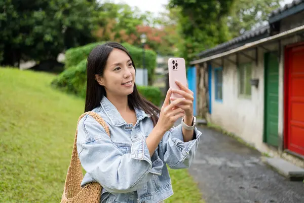 Woman Use Mobile Phone Take Photo Taipei City Background — Stock Photo, Image