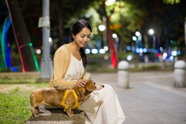 Kadın gece köpeğiyle yürüyüşe çıkar.