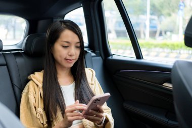 Arabada kadın cep telefonu kullanımı