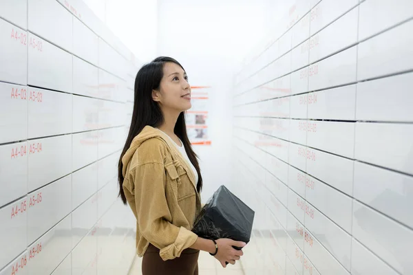 Woman Take Parcel Self Service Mail Shop — Stock Photo, Image