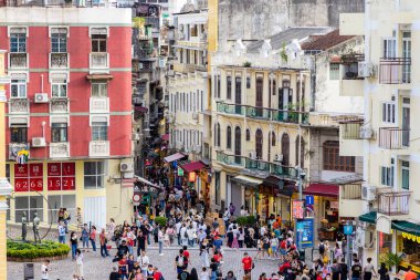 Macau - 28 Haziran 2023: Macau 'da insanlar şehir merkezinde yürüyor