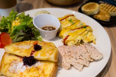 Bütün gün kahvaltıda Fransız tostu ve tavuk filetosu.