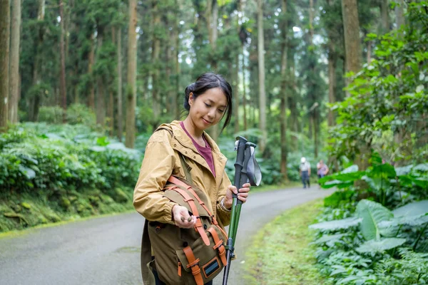 Mujer Excursionista Encontrar Algo Dentro Mochila — Foto de Stock