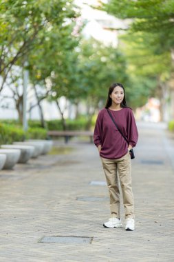 Kadın, şehirdeki kameraya bak.