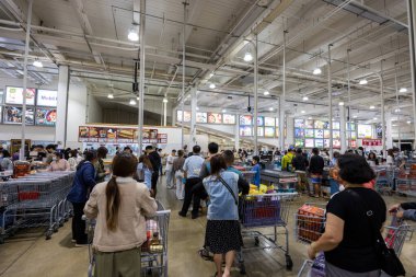 Taoyuan, Tayvan - 30 Ekim 2023: Tayvan 'daki Costco toptan satış mağazasında kasiyer 