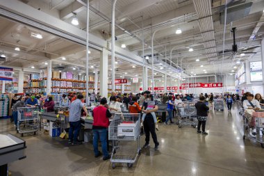 Taoyuan, Tayvan - 30 Ekim 2023: Tayvan 'daki Costco toptan satış mağazasında kasiyer 