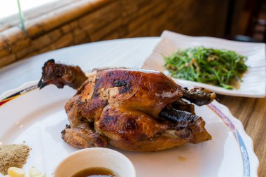Restoranda bütün tavuğu ızgara yap.