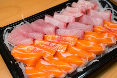 Plastik kutuda taze çiğ somon balığı dilimi