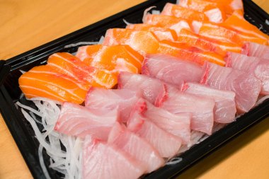 Plastik kutuda taze çiğ somon balığı dilimi