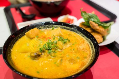 Restoranda bir kase körili erişte.