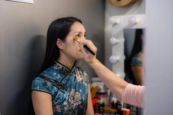 Mujer China Someterse Maquillaje Estudio —  Fotos de Stock