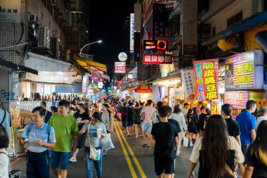 Taichung, Tayvan - 25 Ekim 2023: Yizhong Caddesi, Tayvan