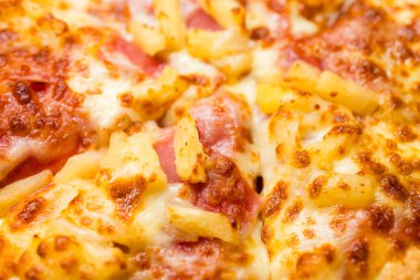 Jambon ve peynirli ızgara pizzayı kapat.