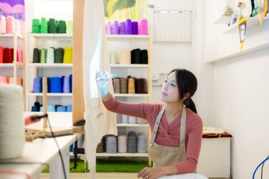 Stüdyodaki halı paspası kadın yapımı.