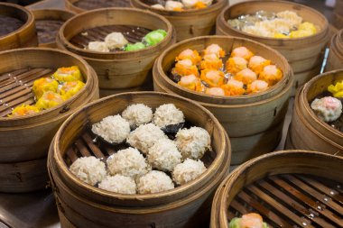 Buharda pişmiş sepetin içinde Dim sum