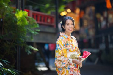 Japon köyünde kadınlar kimono giyer.