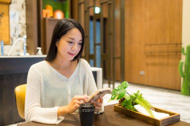 Restoranda kadın cep telefonu kullanımı 
