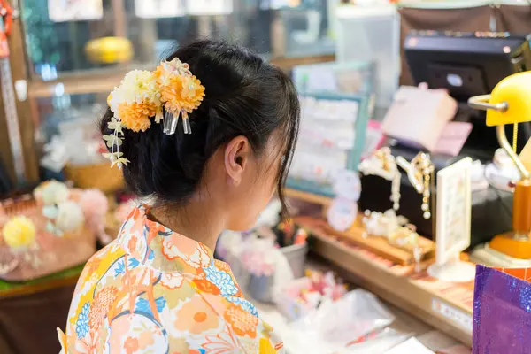 Woman Undergo Hair Stylist Wear Kimono Studio — Stock Photo, Image