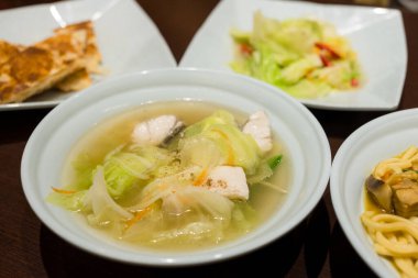 Restoranda lahana çorbası kasesi.