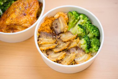 Kasede bir dilim domuz eti var.