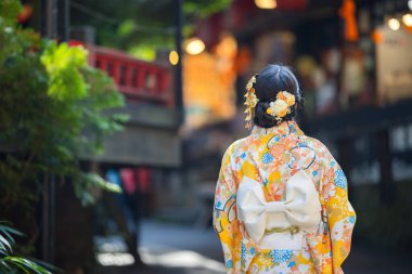 Japon köyünde kadınlar kimono giyer.