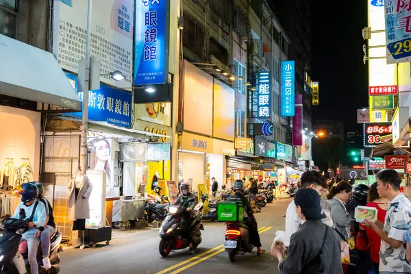 Taichung, Tayvan - 25 Ekim 2023: Yizhong Caddesi, Tayvan