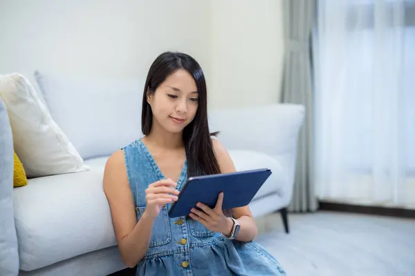 Woman Use Tablet Computer Home — Foto de Stock