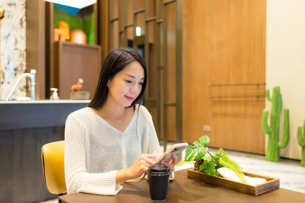Mujer Uso Teléfono Inteligente Cafetería —  Fotos de Stock
