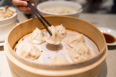 Restoranda Çin usulü çorba ekmeği.