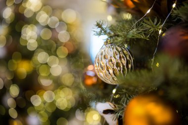 Tatil sezonunda Noel ağacı süslemesi