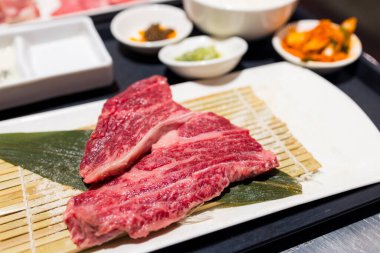 Yakiniku restoranında taze çiğ et dilimi.