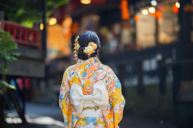 Japon köyünde kadınlar kimono giyer.