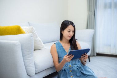 Kadın evde dijital tablet bilgisayar kullanıyor