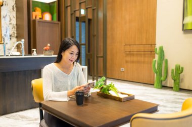 Restoranda kadın cep telefonu kullanımı 