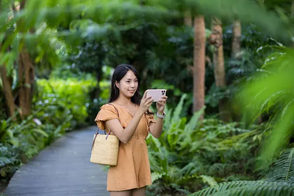Mulher Turística Usa Celular Para Tirar Foto Parque Florestal — Fotografia de Stock