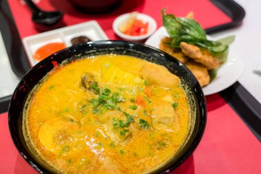 Körili erişte kasesi restoranda.