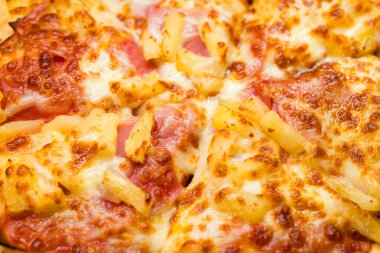 Jambon ve peynirli ızgara pizzayı kapat.