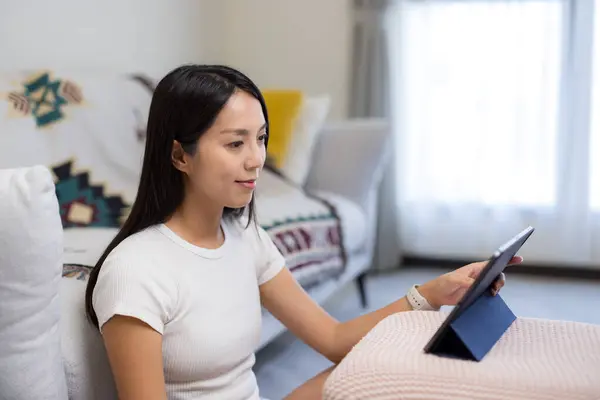 Asian Woman Use Tablet Computer Home — Stock Photo, Image