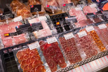 Tayvan - 12 Kasım 2023: Süpermarkette çeşitli et ürünleri jambon ve salam