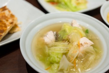 Restoranda lahana çorbası kasesi.