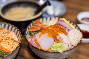 Taze çiğ sashimi pirinç kasesi.